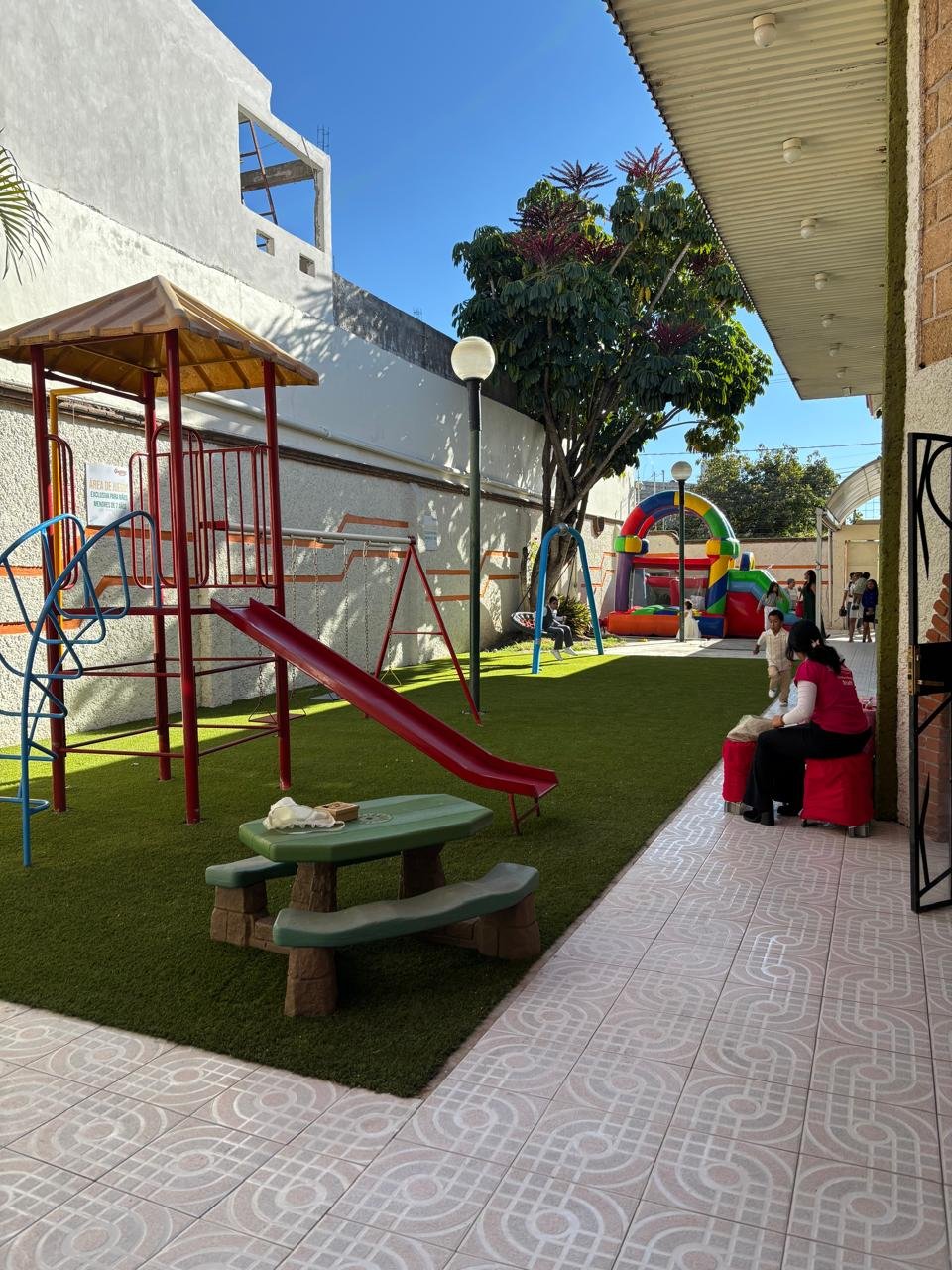 Área de juegos con pasto sintético del Salón Arnay