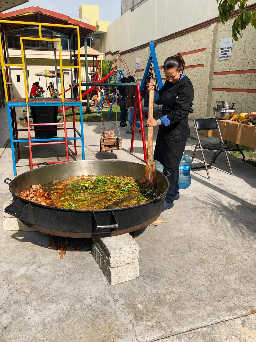 Área exterior del Salón Arnay con patio, juegos y preparación de alimentos