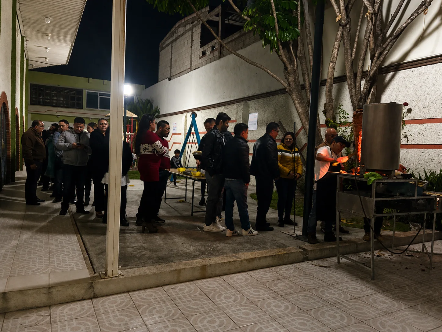 Patio exterior del salón preparado para un evento nocturno