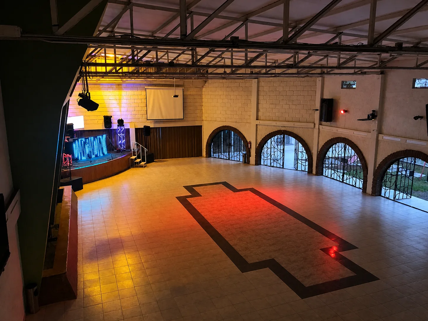 Pista de baile del salón iluminada con luces de colores