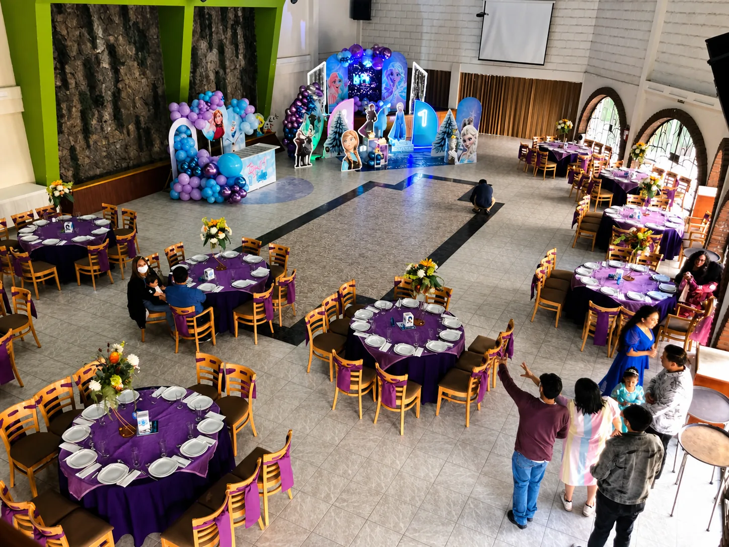 Evento con globos y mesas montadas visto desde una perspectiva elevada