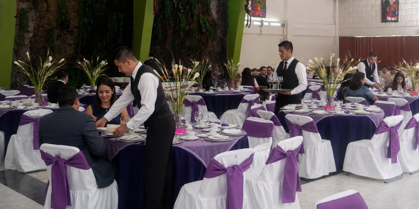 Meseros atendiendo a los invitados en una celebración