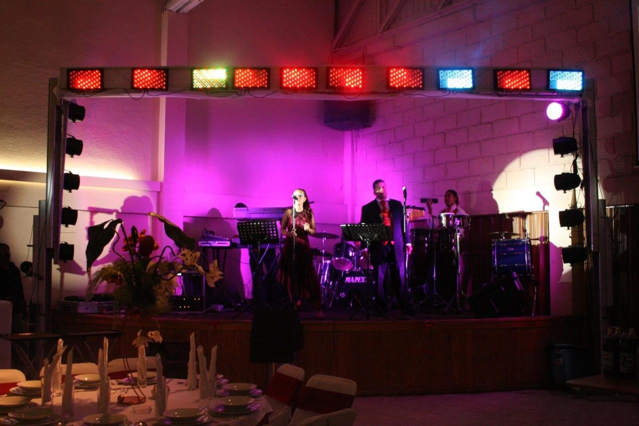 Grupo musical amenizando una celebración en el Salón Arnay